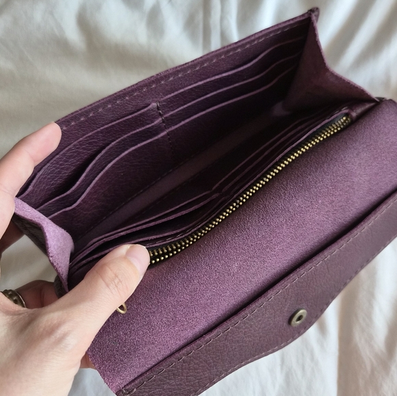 Portland Leather plum large Bozeman wallet - Picture 5 of 8